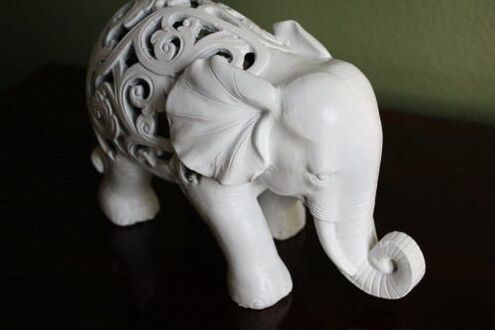 Figura unui elefant ca o amuletă de noroc