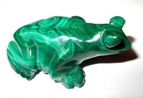 broască verde de malachit în formă de amuletă de noroc