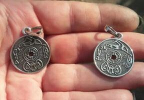 Studiul a două amulete regale pe tema contrafacerii